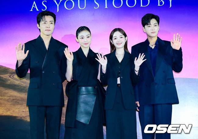 [OSEN=지형준 기자] 5일 오전 서울 용산구 용산 CGV에서 넷플릭스 시리즈 ‘당신이 죽였다’ 제작발표회가 열렸다.‘당신이 죽였다’는 죽거나 죽이지 않으면 벗어날 수 없는 현실 앞에서 살인을 결심한 두 여자가 예상치 못한 사건에 휘말리며 벌어지는 이야기를 그린 넷플릭스 시리즈다.배우 이무생, 전소니, 이유미, 장승조가 포토타임을 하고 있다. 2025.11.05 /jpnews@osen.co.kr