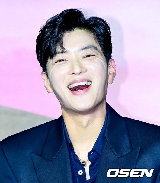 [OSEN=지형준 기자] 5일 오전 서울 용산구 용산 CGV에서 넷플릭스 시리즈 ‘당신이 죽였다’ 제작발표회가 열렸다.‘당신이 죽였다’는 죽거나 죽이지 않으면 벗어날 수 없는 현실 앞에서 살인을 결심한 두 여자가 예상치 못한 사건에 휘말리며 벌어지는 이야기를 그린 넷플릭스 시리즈다.배우 장승조가 간담회를 하고 있다. 2025.11.05 /jpnews@osen.co.kr