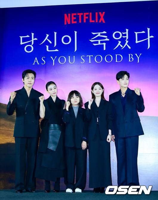 [OSEN=지형준 기자] 5일 오전 서울 용산구 용산 CGV에서 넷플릭스 시리즈 ‘당신이 죽였다’ 제작발표회가 열렸다.‘당신이 죽였다’는 죽거나 죽이지 않으면 벗어날 수 없는 현실 앞에서 살인을 결심한 두 여자가 예상치 못한 사건에 휘말리며 벌어지는 이야기를 그린 넷플릭스 시리즈다.배우 이무생, 전소니, 이정림 감독, 이유미, 장승조가 포토타임을 하고 있다. 2025.11.05 /jpnews@osen.co.kr