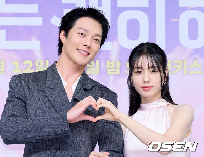 [OSEN=이대선 기자] 5일 오후 서울 목동 SBS에서 SBS&nbsp;새 수목드라마&nbsp;‘키스는 괜히 해서!’(극본 하윤아,&nbsp;태경민, 연출 김재현,&nbsp;김현우) 제작발표회가 열렸다.‘키스는 괜히 해서!’는 생계를 위해 애엄마로 위장취업한 싱글녀와 그녀를 사랑하게 된 팀장님의 쌍방 속앓이 로맨스로 오는 12일 오후&nbsp;9시 첫 방송된다.배우 장기용과 안은진이 포토타임을 가지고 있다. 2025.11.05 /sunday@osen.co.kr