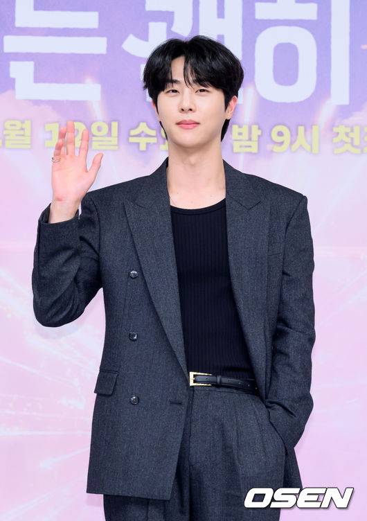 [OSEN=이대선 기자] 5일 오후 서울 목동 SBS에서 SBS 새 수목드라마 ‘키스는 괜히 해서!’(극본 하윤아, 태경민, 연출 김재현, 김현우) 제작발표회가 열렸다.‘키스는 괜히 해서!’는 생계를 위해 애엄마로 위장취업한 싱글녀와 그녀를 사랑하게 된 팀장님의 쌍방 속앓이 로맨스로 오는 12일 오후 9시 첫 방송된다.배우 김무준이 포토타임을 가지고 있다. 2025.11.05 /sunday@osen.co.kr