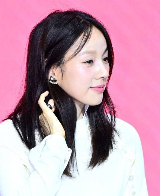 [OSEN=지형준 기자] 1일 오후 서울 광진구 자양동 풀만 앰버서더 서울 이스트폴에서 쿠팡플레이 예능 '저스트 메이크업' 제작발표회가 열렸다.'저스트 메이크업'은 대한민국을 넘어 세계적으로 K-뷰티를 대표하는 메이크업 아티스트들이 자신만의 색깔로 치열하게 맞붙는 초대형 메이크업 서바이벌으로 오는 10월 3일 첫 방송된다.가수 이효리가 간담회를 하고 있다. 2025.10.01 /jpnews@osen.co.kr