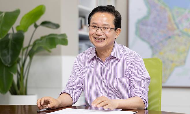 최호권 서울 영등포구청장이 최근 세계일보와 인터뷰에서 자신의 역할은 ‘행복한 도시를 만드는 사람’이라면서 “따뜻한 정이 넘치는 영등포를 만들고 싶다”고 말하고 있다. 영등포구 제공