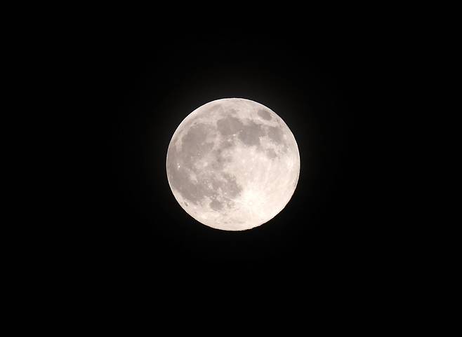 5일 오후 서울 하늘 위로 슈퍼문이 떠오르고 있다. 뉴시스