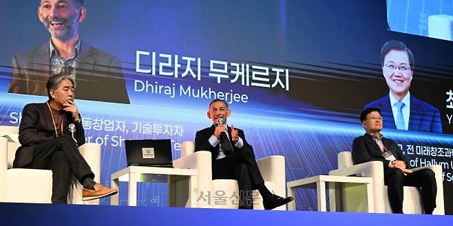 다이너스티홀-키노트세션(토론) - 디라지 무르케지 음원 인식 앱 ‘샤잠’(Shazam)의 공동 창업자이자 전문 기술 투자자가 5일 서울 중구 신라호텔에서 열린 제10회 서울미래컨퍼런스 키노트 세션 토론에서 발언하고 있다. 왼쪽은 한상기 테크프론티어 대표(모더레이터), 오른쪽은 최양희 한림대학교 총장. 2025.11.5 홍윤기 기자