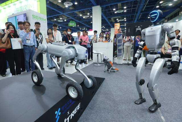 지난 6월 11일 서울 강남구 코엑스에서 열린 제14회 스마트테크코리아에서 한 업체 부스에서 휴머노이드 로봇과 로봇개의 시연이 진행되고 있다. 연합뉴스