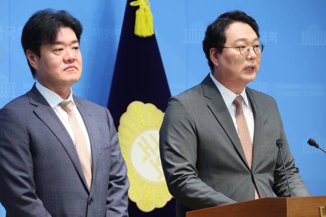 천하람(오른쪽) 개혁신당 원내대표가 5일 서울 여의도 국회 소통관에서 10·15 부동산 대책의 위법성을 지적하는 기자회견을 하고 있다. 연합뉴스