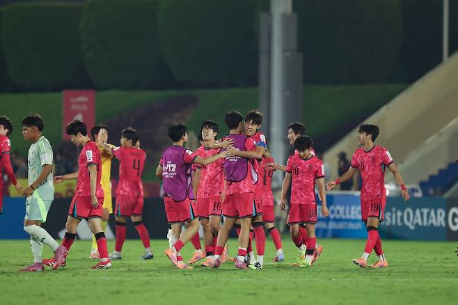 U-17 축구대표팀 선수들이 5일(한국시간) 카타르 도하의 어스파이어 존에서 열린 멕시코와 2025 U-17 월드컵&nbsp;조별리그 F조 1차전에서 2-1로 이긴 뒤 기뻐하고 있다. 한국은 같은 장소에서 열릴&nbsp;스위스전(8일)과 코트디부아르전(10일)에서 기세를 이어가면 목표인 조별리그 통과에 다가설 수 있다. 사진제공│대한축구협회