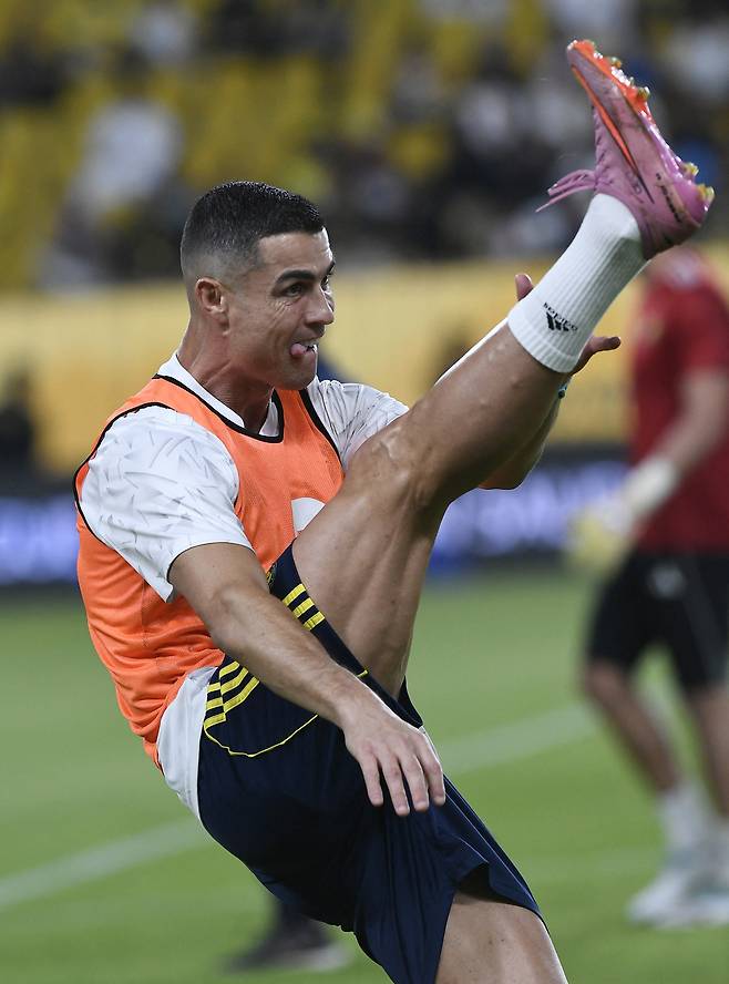 크리스티아누 호날두가 지난 1일 사우디리그 경기에 앞서 몸을 풀고 있다. 로이터