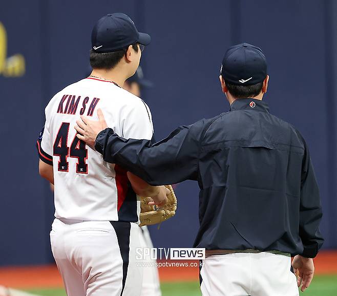 ▲&nbsp;왼쪽부터 한화 이글스 투수 김서현, 류지현 야구대표팀 감독. 4일 서울 고척스카이돔에서 열린 대표팀 훈련에서 류 감독이 김서현을 격려하고 있다. ⓒ곽혜미 기자