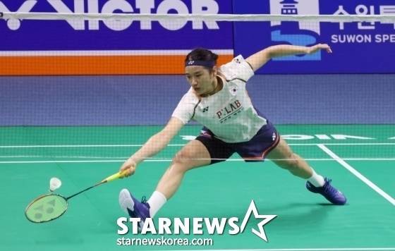 '2025 수원 빅터 코리아오픈 배드민턴 선수권대회(슈퍼500)'가 수원실내체육관에서 열렸다.  안세영이 카루파테반 레차나(말레이시아)와의 단식 32강전에서 능숙한 공격을 하고 있다. /사진=김진경 대기자