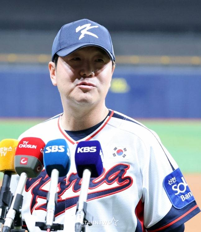 류지현 감독이 취재진과 인터뷰에서 질문에 답하고 있다. /사진=강영조 선임기자