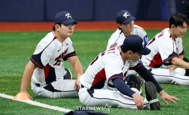 김서현(왼쪽)이 훈련에 앞서 몸을 풀고 있다. /사진=강영조 선임기자