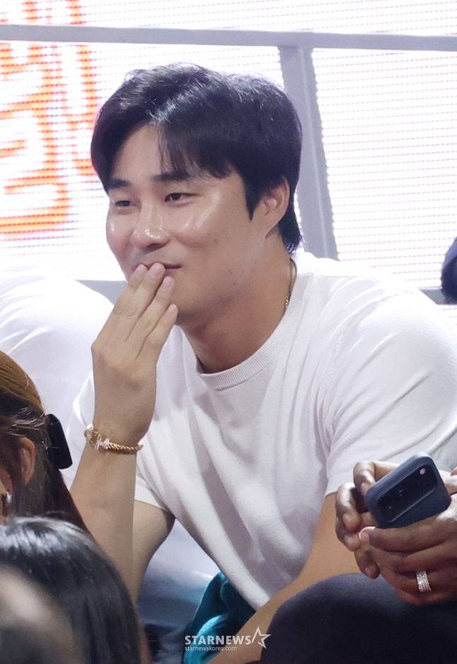 2025-2026 LG전자 프로농구 서을 SK 대 부산 KCC 경기가 4일 서울 잠실학생체육관에서 열렸다. 메이저리그 애틀란타 김하성이 응원을 하며 경기를 관전하고 있다. /사진=김진경 대기자