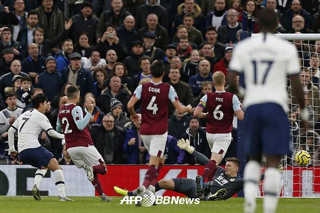 토트넘 시절 손흥민이 지난 2019년 번리전에서 70m 드리블 돌파에 이은 골을 성공시키는 장면. 당시 손흥민의 골은 이듬해 국제축구연맹(FIFA) 푸스카스상 수상으로 이어졌다. /AFPBBNews=뉴스1