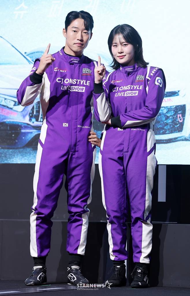 노동기 선수, 개그우먼 엄지윤이 5일 서울 중구 웨스틴조선호텔에서 진행된 티빙 예능 '슈퍼레이스 프리스타일' 제작발표회에 참석해 포즈를 취하고 있다. /2025.11.05 /사진=김휘선 hwijpg@