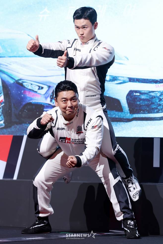 개그맨 곽범, 최광빈 선수가 5일 서울 중구 웨스틴조선호텔에서 진행된 티빙 예능 '슈퍼레이스 프리스타일' 제작발표회에 참석해 포즈를 취하고 있다. /2025.11.05 /사진=김휘선 hwijpg@