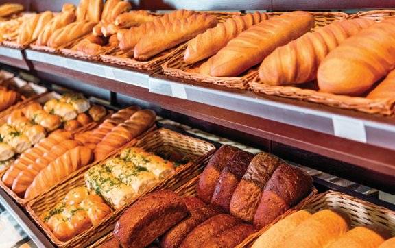 빵집 진열대에 다양한 빵이 놓여 있다.&nbsp;GETTYIMAGES