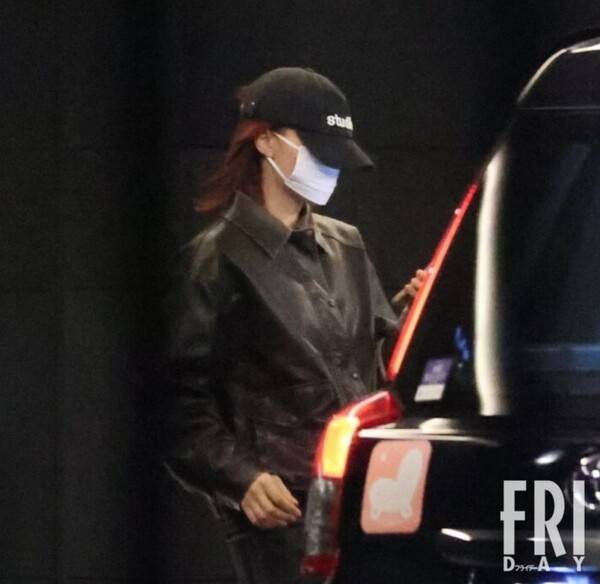 니나(NINA)가 와카이 히로토 집을 방문했던 모습이 일본 주간지 FRIDAY(프라이데이)에 포착됐다. 사진=프라이데이 보도 캡처