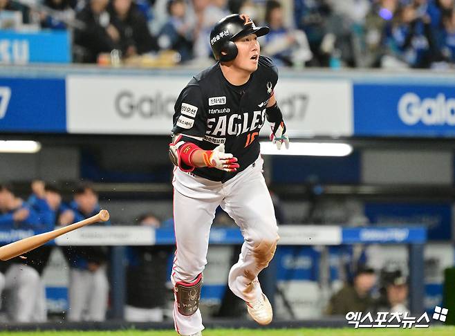 21일 오후 대구삼성라이온즈파크에서 열린 '2025 신한 SOL Bank KBO 포스트시즌' 한화 이글스와 삼성 라이온즈의 플레이오프 3차전 경기, 4회초 2사 2루 한화 하주석이 1타점 2루타를 날리고 있다. 엑스포츠뉴스DB