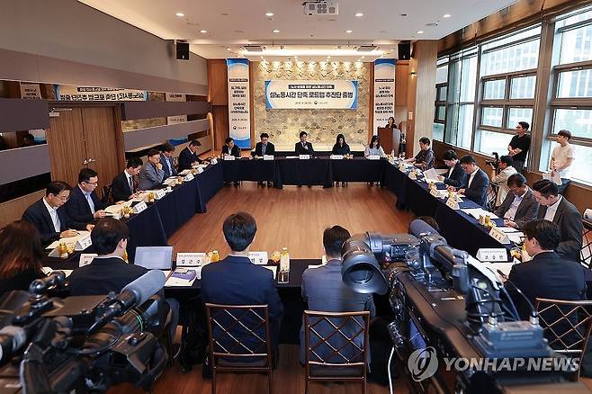 실노동시간 단축 로드맵 추진단 킥오프 회의 (서울=연합뉴스) 서대연 기자 = 24일 서울 중구 LW컨벤션센터에서 실노동시간 단축 로드맵 추진단 킥오프 회의가 열리고 있다. 2025.9.24 dwise@yna.co.kr