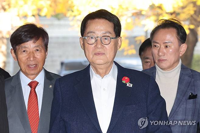 '서해 피격사건' 박지원 전 국정원장, 결심공판 출석 (서울=연합뉴스) 임화영 기자 = 2020년 9월 서해에서 발생한 공무원 피격 사건을 은폐하려 한 혐의로 재판에 넘겨진 박지원 전 국가정보원장이 5일 서울중앙지법에서 열린 결심 공판에 출석하고 있다. 2025.11.5 hwayoung7@yna.co.kr