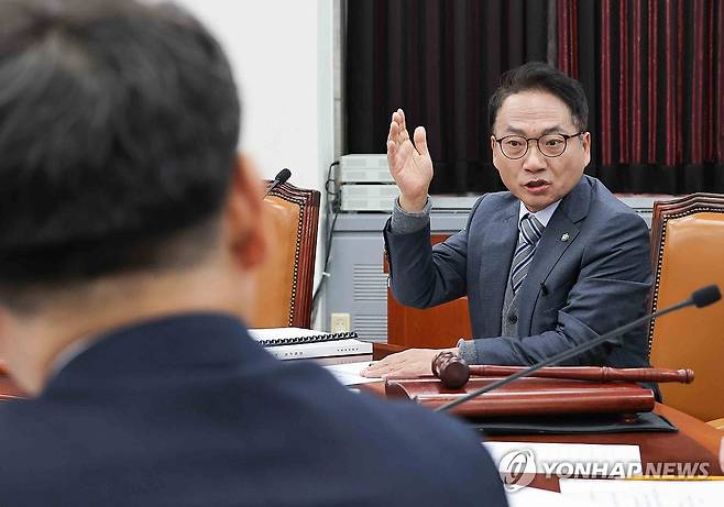 국회 정보위 국방정보본부 국감에서 발언하는 민주당 박선원 간사 (서울=연합뉴스) 국회 정보위원회 더불어민주당 간사인 박선원 의원이 5일 오전 국회에서 열린 정보위원회 2025년도 국방정보본부 등에 대한 국정감사에서 발언하고 있다. 2025.11.5 [국회사진기자단] hkmpooh@yna.co.kr