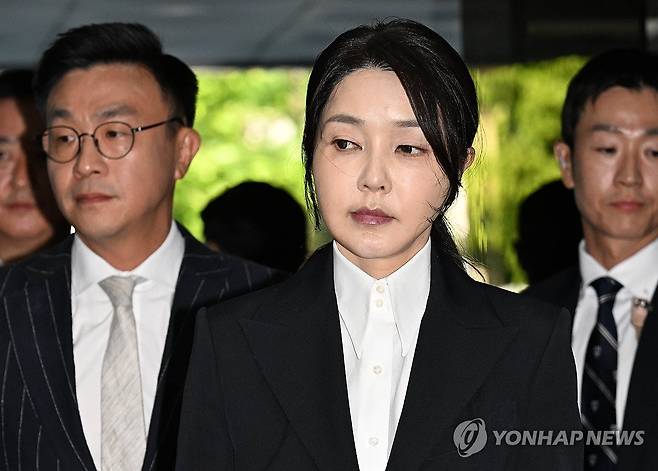 김건희 여사, 영장실질심사 출석 (서울=연합뉴스) 윤석열 전 대통령 부인 김건희 여사가 12일 구속 전 피의자 심문(영장실질심사)을 받기 위해 서울 서초구 서울중앙지법에 출석하고 있다.
    민중기 특검팀은 김 여사에 대해 자본시장법 위반(도이치모터스 주가조작 개입 의혹), 정치자금법 위반(명태균 공천개입 의혹), 특정범죄 가중처벌법상 알선수재(건진법사·통일교 청탁 의혹) 혐의로 구속영장을 청구했다. 2025.8.12 [사진공동취재단] photo@yna.co.kr