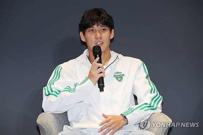 질문에 답하는 최철순 (전주=연합뉴스) 임채두 기자 = 5일 전주월드컵경기장 이벤트홀에서 열린 전북 현대 모터스 K리그1 우승 미디어데이에서 최철순이 취재진 질문에 답하고 있다. 2025.11.5 doo@yna.co.kr