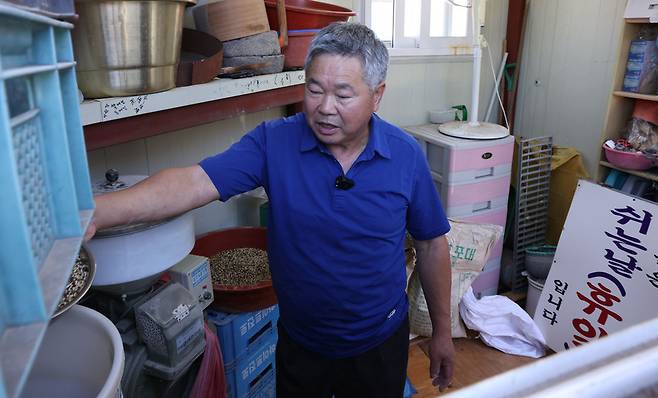 ▲ 백령도 진촌리에 있는 시골메밀칼국수의 냉면은 백령도산 메밀만 사용한다. 김창유(60) 대표는 본인만의 비법으로 직접 제조하고 반죽을 만들어 냉면을 만든다. /양진수 기자 photosmith@incheonilbo.com