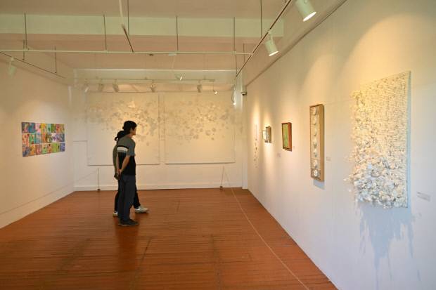 강미라 작가의 다양한 한지 조형작품들을 만날 수 있는 리:피움 미술관 전시실. /최현배 기자