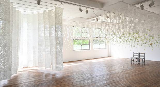 강미라 작가의 다양한 한지 조형작품들을 만날 수 있는 리:피움 미술관 전시실. /최현배 기자