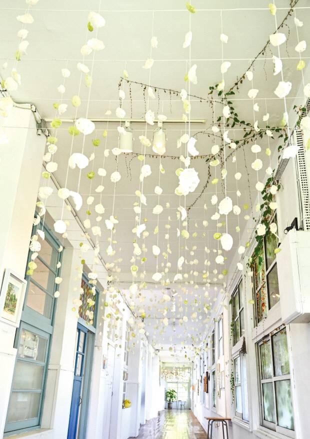 ‘리:피움’ 미술관 복도에 전시된 강미라 작가의 한지 조형작품. /최현배 기자