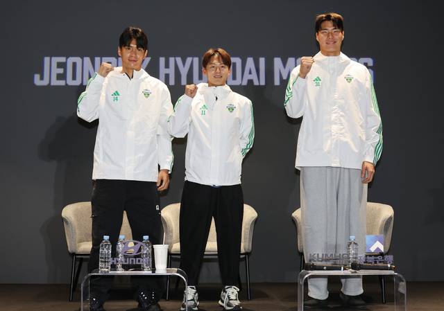 5일 전주월드컵경기장 이벤트홀에서 전북 현대 모터스 K리그1 우승 미디어데이가 열리고 있다. 왼쪽부터 전진우, 이승우 송범근 선수. 연합뉴스 제공