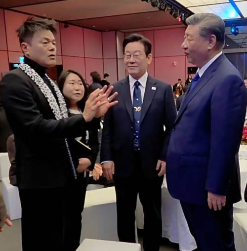 ◇지난 1일 경주 APEC 정상회의 국빈 만찬에서 시진핑 중국 국가주석과 만나 대화중인 박진영 대중문화교류위원회 위원장. 박진영 개인 SNS.