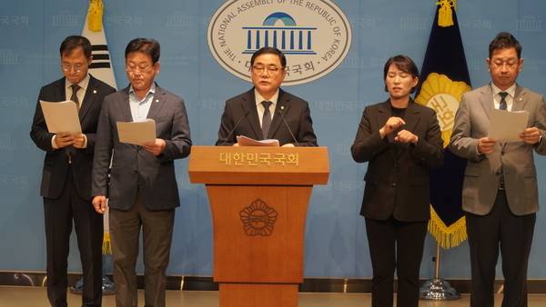 경남·울산 더불어민주당 국회의원들이 지난달 29일 오후 국회 소통관에서 BNK금융지주 도이치모터스 계열사 100억 대 무담보 특혜 대출과 회장 선임 절차 불투명성을 비판하며 빈대인 회장, 방성빈 BNK부산은행장 사퇴를 촉구하는 기자회견을 하고 있다. /허성무 의원실