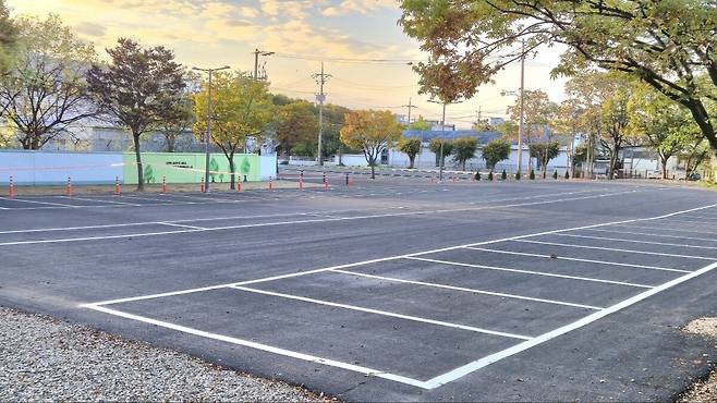 옛 대구교도소 이전 후 방치됐던 외곽 유휴부지를 정비해 조성한 주차장 전경.