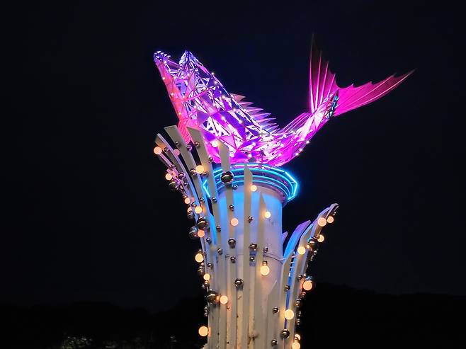 남한강 위를 솟아오르는 쏘가리.