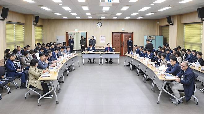 ▲ 신현국 문경시장,이정걸 문경시의회의장그리고 실국소장,각 부서장 등 70여명이 참석한 가운데 '2030 문경시 종합발전계획 수립 용역 중간 보고회'를 개최하고 있다