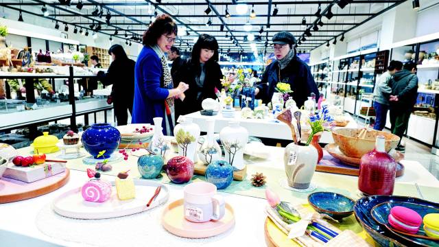 6일 오후 김해분청도자기 축제를 찾은 관람객들이 전시장을 둘러보고 있다./전강용 기자/