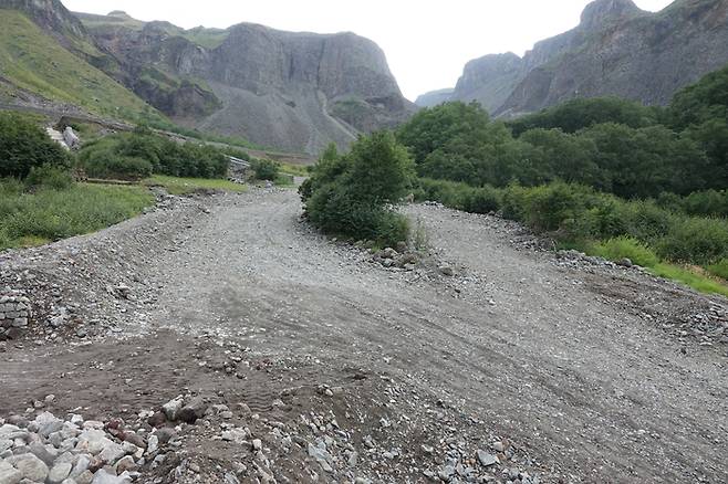 백두산 북파 코스인 장백폭포 쪽에는 토목 공사가 한창이다. <박진관기자>