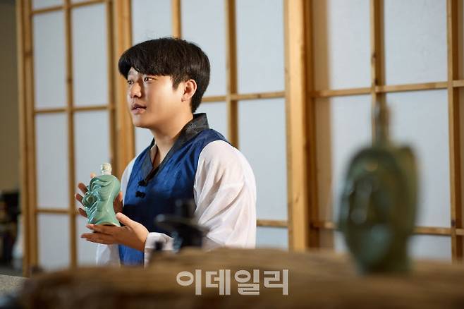 안동소주 체험관인 ‘잔잔’의 박민재 팀장이 안동소주 칵테일에 대해 설명하고 있다. (사진=코레일관광개발)