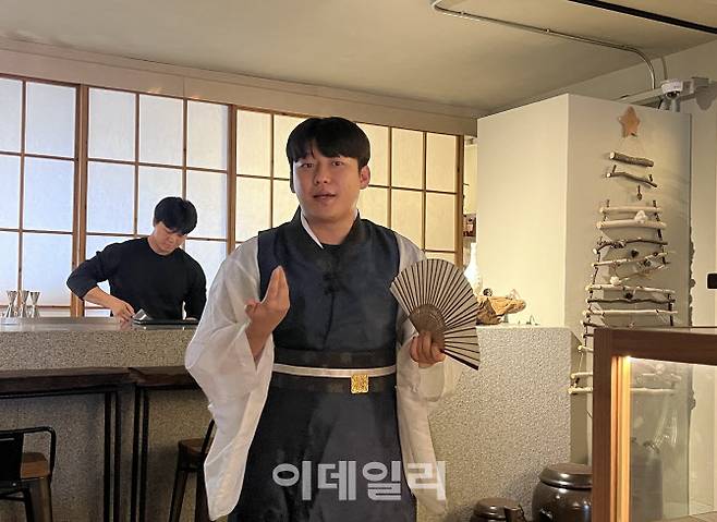 안동소주 체험관인 ‘잔잔’의 박민재 팀장이 지난달 18일 안동소주 칵테일 체험을 진행하고 있다. (사진=이민하 기자)