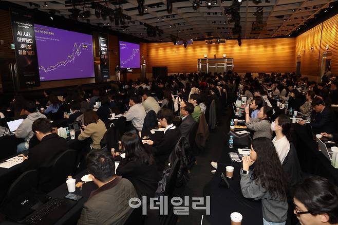 [이데일리 노진환 기자] 2025 이데일리 E-마케팅 인사이트 서밋이 6일 서울 영등포구 여의도동 FKI타워 컨퍼런스센터에서 열렸다. 최문희 칸타코리아 고객부문 대표가 ‘2026 마케팅 트렌드, 기술 너머의 통찰’을 주제로 발표하고 있다.