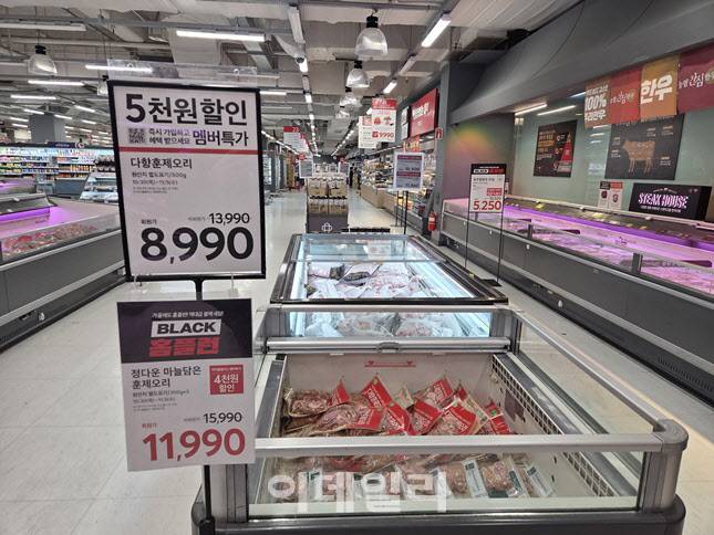 지하 2층 식품코너에서는 ‘홈플런’ 연말 할인 행사가 진행 중이다. 그러나 매대는 PB 상품이 대부분을 차지하고 있고, 고객 발길은 뜸하다. (사진=한전진 기자)