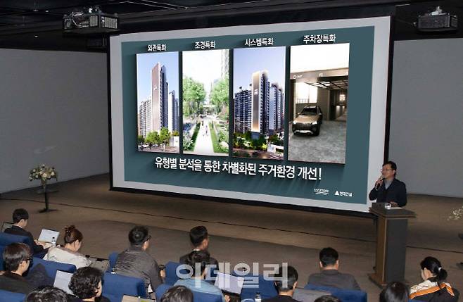 6일 서울 신사동 디에이치 갤러리에서 열린 현대건설 미디어 쇼케이스에서 이인기 현대건설 주택사업본부장이 인사말을 전하고 있다. (사진=현대건설)