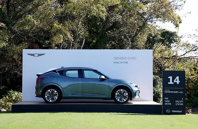 6일 개막한 KPGA 투어챔피언십 in 제주 14번홀에서 최초 홀인원을 기록한 선수에게는 제네시스 GV60이 부상으로 제공된다.