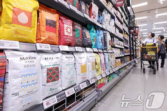 지난 5월 25일 서울의 한 대형마트에 커피 원두가 진열돼 있다. 뉴스1 ⓒ News1 민경석 기자
