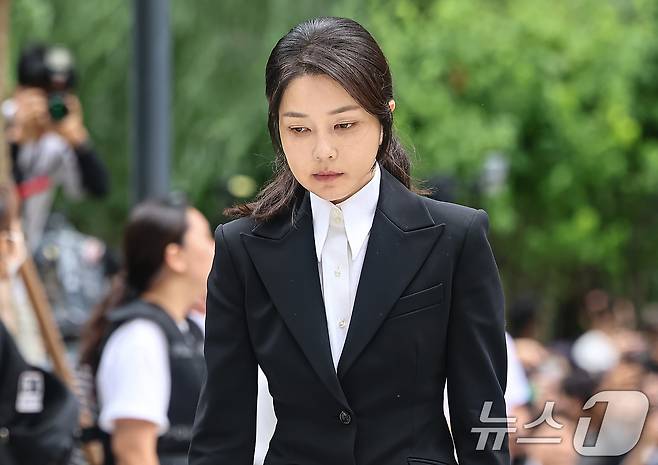 윤석열 전 대통령 부인 김건희 여사가 지난 8월 6일 서울 종로구에 마련된 김건희 특검팀(특별검사 민중기) 사무실로 조사를 받기 위해 출석하고 있는 모습. 2025.8.6/뉴스1 ⓒ News1 김도우 기자