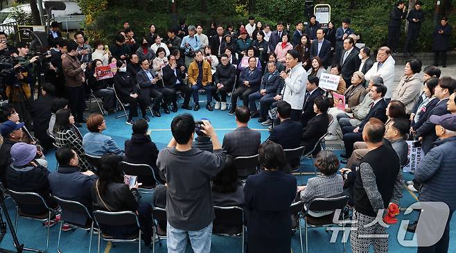 오세훈 서울시장이 6일 오전 서울 성북구 장위 13 재정비촉진구역 현장에서 열린 주민 간담회에서 발언하고 있다. 서울시는 10년 만에 사업을 재추진하는 장위13구역에 신속통합기획 2.0과 재정비촉진사업 규제혁신 방안을 적용해 총 3만 3000가구를 공급한다는 방침이다. 2025.11.6/뉴스1 ⓒ News1 오대일 기자